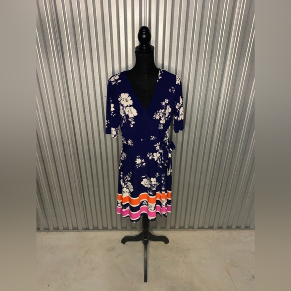 Vince Camuto Dresses & Skirts - Women’s Vince Camuto Blue White Floral Poly Blend 1/2 Sleeve Wrap Dress Size 12